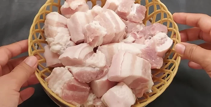 Chần sơ thịt qua nước sôi cho sạch và thơm. Vớt ra để ráo.