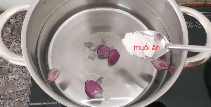 Phi thơm hành tím băm nhỏ.