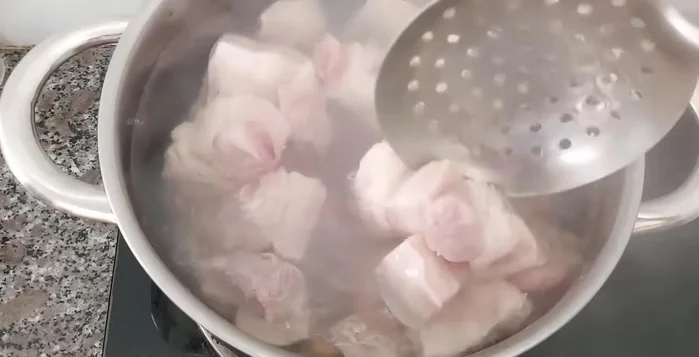 Cho thịt vào chần sơ khoảng 20-30 giây.