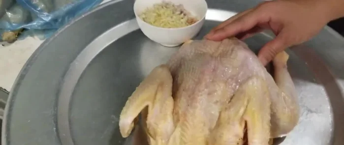 Làm sạch gà, cắt bỏ cổ (nếu cần). Rửa sạch gà với nước và để ráo.