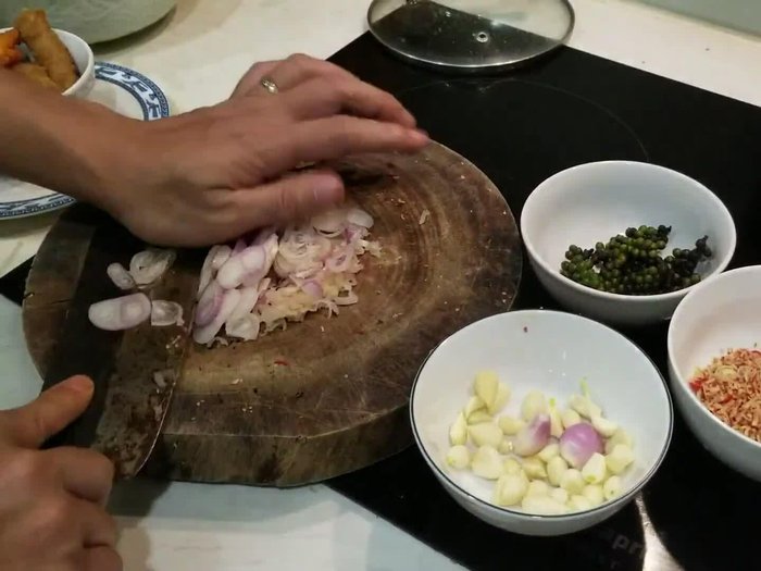 Chuẩn bị gia vị: Băm nhỏ hành, tỏi, sả, ớt.