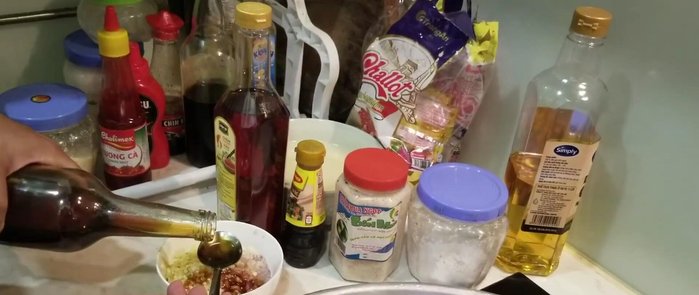 Ướp gà: Trộn đều các gia vị (hành, tỏi, sả, ớt, muối, mật ong, nước mắm, bột canh, hạt nêm, đường, dầu hào, dầu ăn) và phết đều lên toàn bộ thân gà, cả mặt trên và mặt dưới. Cột cánh gà lại bằng dây lạt.