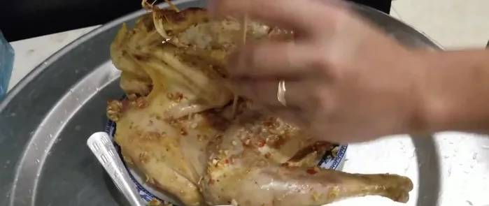 Châm gà: Dùng que xiên châm đều lên thân gà, đặc biệt là phần đùi, để tránh gà bị căng và nước bị giữ lại bên trong.