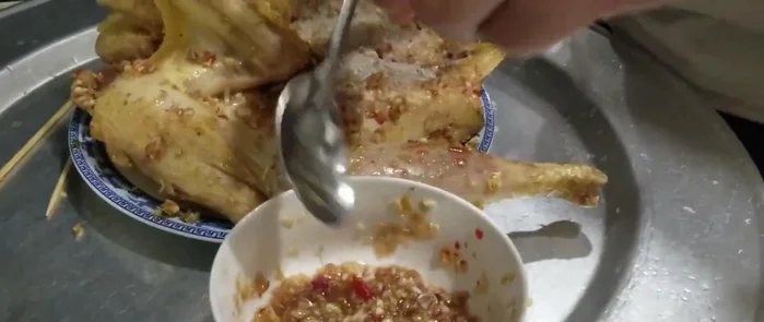 Thêm gia vị và nước cốt chanh, phết đều lên gà.