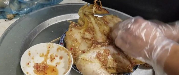 Nướng gà (giai đoạn 2): Cho gà trở lại lò vi sóng, nướng ở nhiệt độ 250 độ C trong 20 phút.