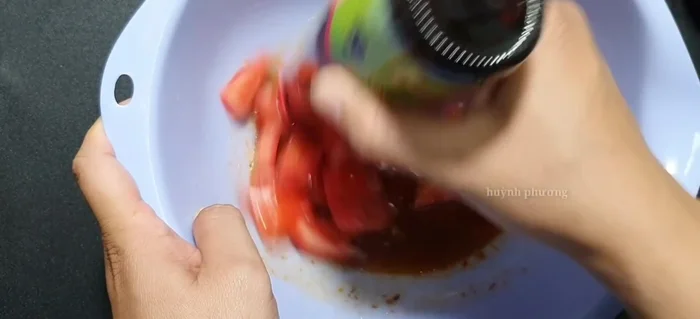 Dùng chai nhỏ để giã nhuyễn cà chua.