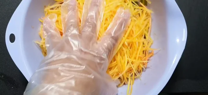 Trộn đều đu đủ, cà rốt, cà chua đã giã nhuyễn với nước chấm. Thêm đậu phộng giã sơ.