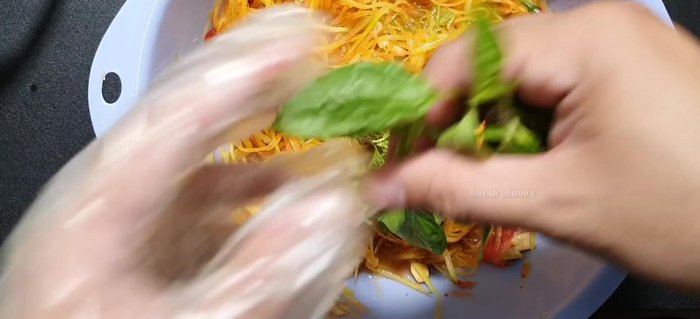 Cho lá quế vào trước khi ăn để giữ hương thơm.
