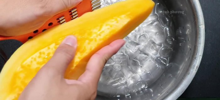Bào vỏ đu đủ, bào sợi mỏng và ngâm với nước đá khoảng 15-20 phút để giữ độ giòn.