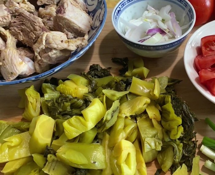 Trụng sườn heo qua nước sôi.