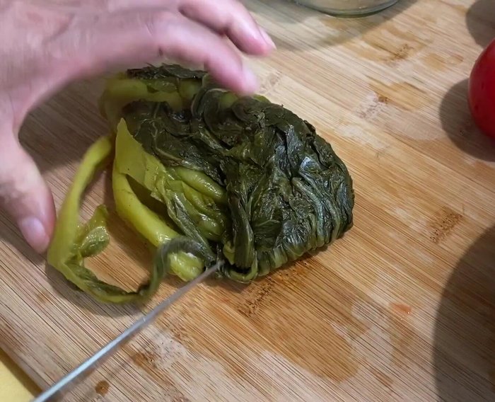 Cho dưa cải chua vào nồi canh.