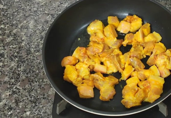 Áp chảo thịt ba chỉ: Cho thịt vào chảo nóng, áp chảo cho vàng đều các mặt. (103.43)