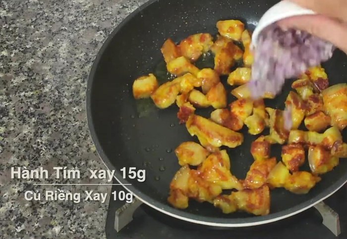 Xào hành tím: Cho hành tím vào chảo thịt ba chỉ đã áp chảo, xào cho thơm. (136.1)