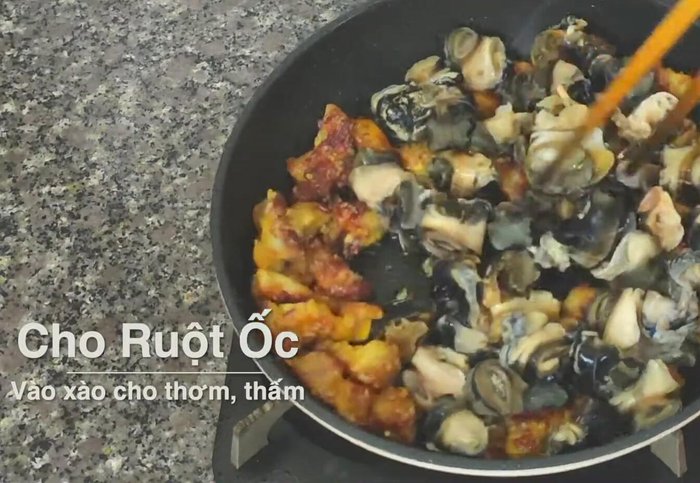 Xào ốc: Cho ốc bươu vào xào cùng hỗn hợp thịt và củ dền. (160.59)