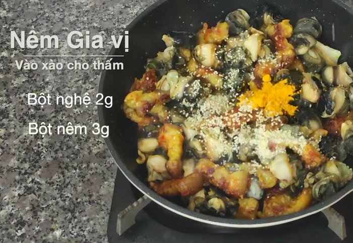 Nêm gia vị lần 2: Thêm 1/3 muỗng canh bột nêm, 1/2 muỗng canh nước mắm ngon, 1 muỗng canh đường, mắm tôm (tùy chọn) và đảo đều. (179.12)