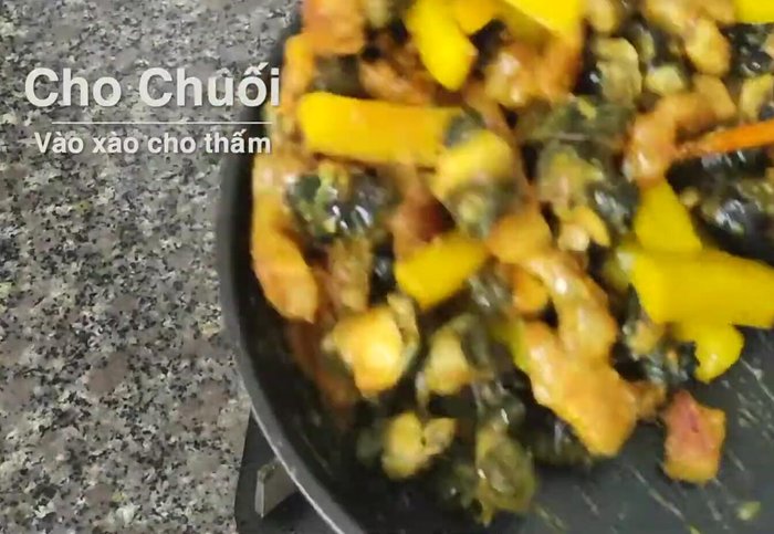 Thêm chuối: Cho chuối xanh đã luộc chín vàng vào xào chung. (212.54)