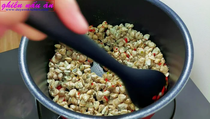 Cho 250g hến luộc (đã rửa sạch) vào xào cùng hành ớt, nêm ½ muỗng canh nước mắm, 1 muỗng cà phê hạt nêm, 1 muỗng cà phê đường. Xào khoảng 5 phút.