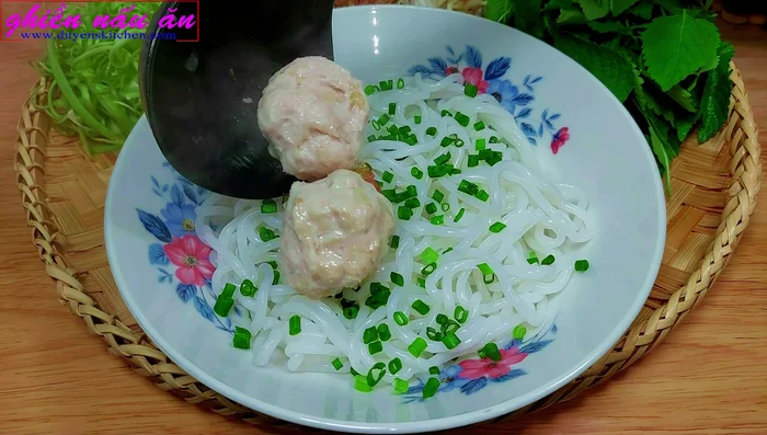Cho bún tươi vào tô, chan nước lèo, xếp hến xào lên trên, thêm rau sống (bắp chuối bào, rau muống, giá, rau kinh giới) và hành lá.