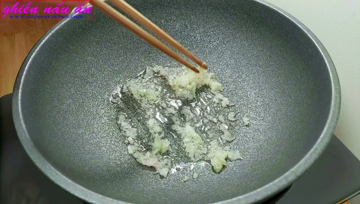 Cho 100g thịt nạc heo xay vào xào chín.