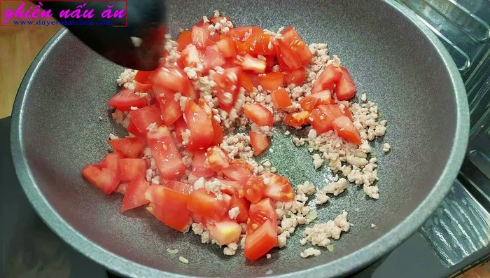 Cho 200g cà chua chín xắt nhỏ vào, nêm 1 muỗng canh nước mắm, ½ muỗng cà phê muối, 1 muỗng canh hạt nêm, 1 muỗng canh đường và 1 lít nước.