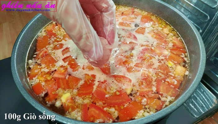 Đun sôi nước lèo, cho 100g giò sống và thịt bò viên vào, nấu đến khi giò sống nổi lên.