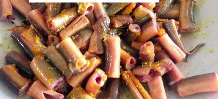 Sơ chế lươn: Làm sạch lươn, bóp muối, chà xát gừng để khử mùi tanh. Luộc lươn chín với gừng và hành lá, để nguội và tách thịt.