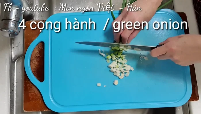 Thái hành lá: phần gốc trắng cắt nhỏ riêng, phần lá xanh cắt dài khoảng 2-2,5cm. Cắt cà chua thành lát mỏng.