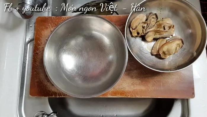 Ngâm, rửa sạch trai sông và luộc chín. Gỡ riêng phần thịt, loại bỏ phần mềm và rửa sạch lại. Cắt thịt trai thành miếng nhỏ.