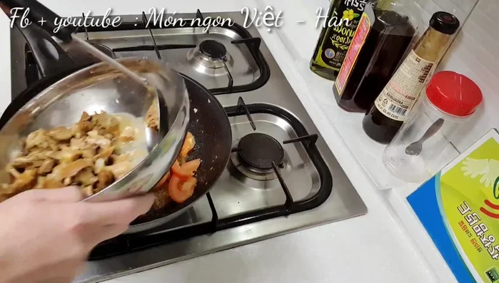 Cho thịt trai đã xào vào nồi, thêm nước dùng (nước luộc chân gà, nước hầm xương hoặc nước trai đậm đặc).