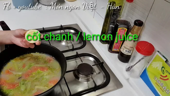 Tắt bếp, chờ nguội khoảng 30 độ C, thêm nước cốt chanh (không vắt khi nước còn nóng).
