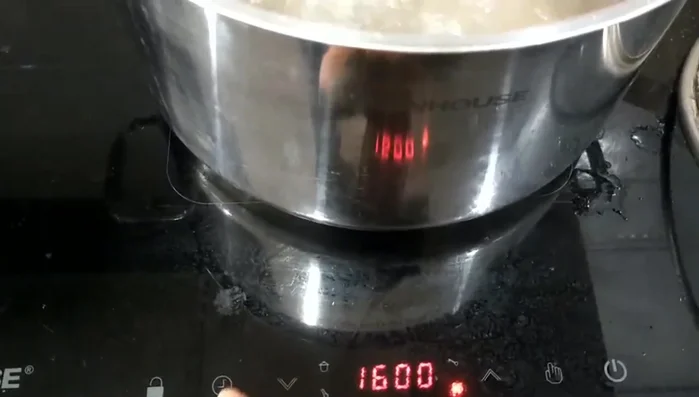 Sau 30 phút hầm chân giò, giảm nhiệt độ và cho cà rốt vào nấu cùng.