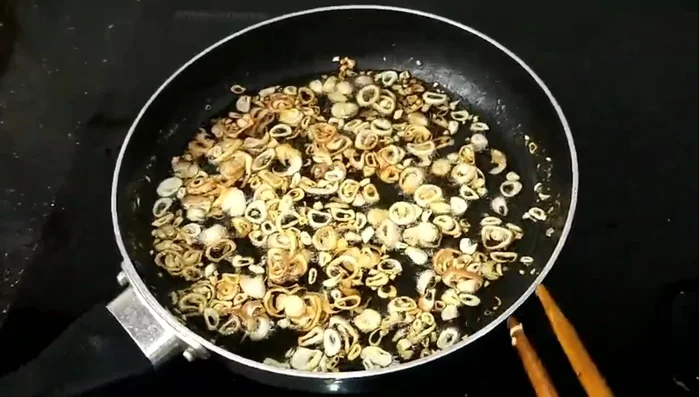 Khi cháo gần chín, cho nấm rơm vào nấu thêm 35 phút.