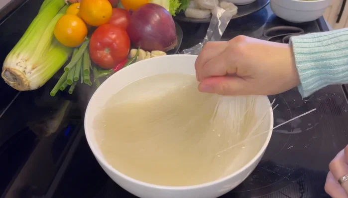Ngâm miến khô vào nước sôi khoảng 1-2 phút, sau đó vớt ra và xả lại với nước lạnh để miến dai.