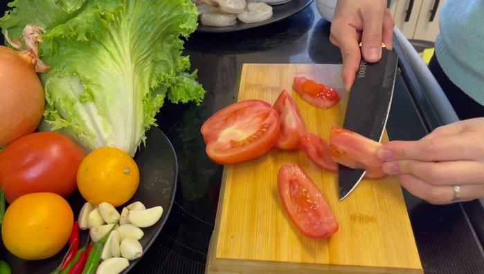 Cắt cà chua bỏ hạt, cắt thành lát mỏng.