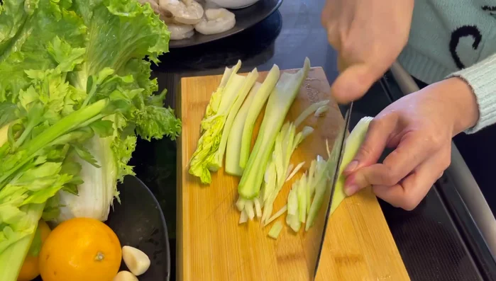 Cắt nhỏ cần tây, hành lá, rau ngò.