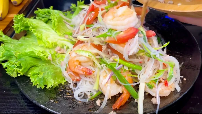 Trình bày món ăn ra đĩa, trang trí với xà lách.