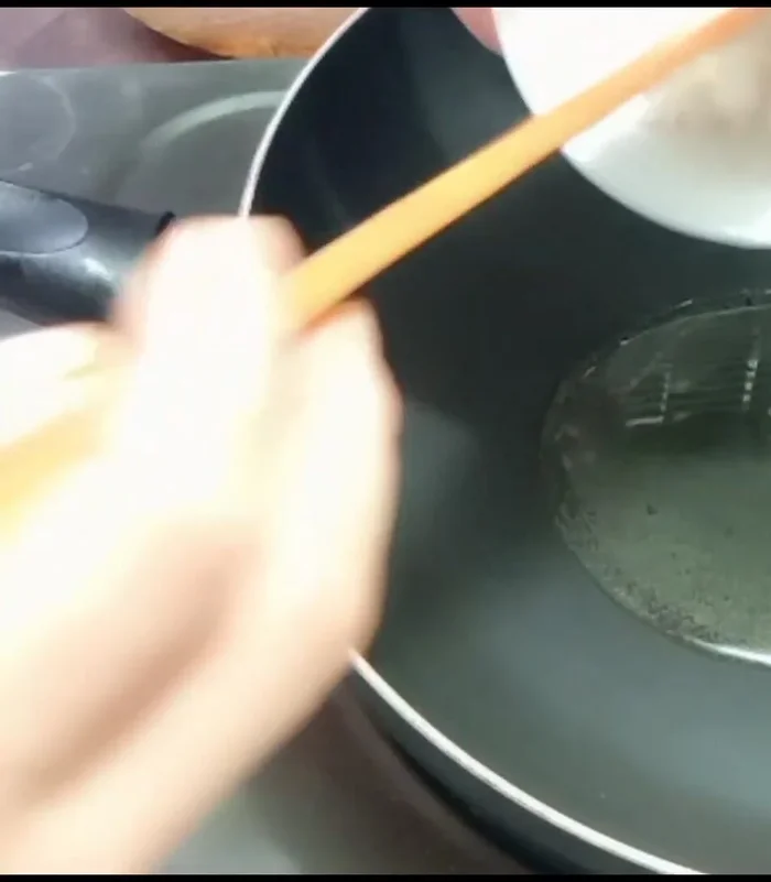Phi thơm hành: Cho dầu ăn vào chảo, phi thơm hành, hành lá.