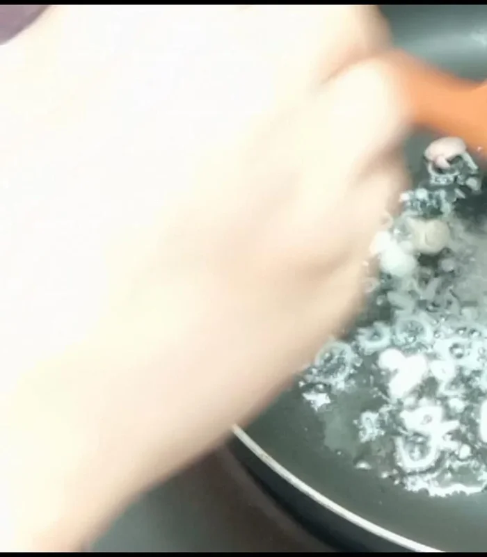 Xào gà: Cho gà vào xào cho đến khi gà chín tái.