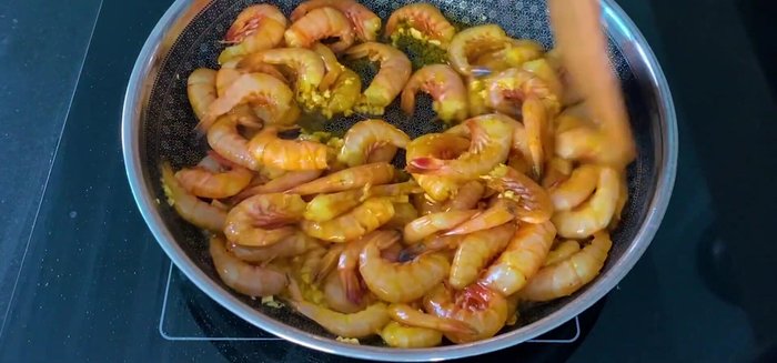 Cho tôm/tép vào xào trên lửa lớn cho đến khi giòn và hơi săn lại.