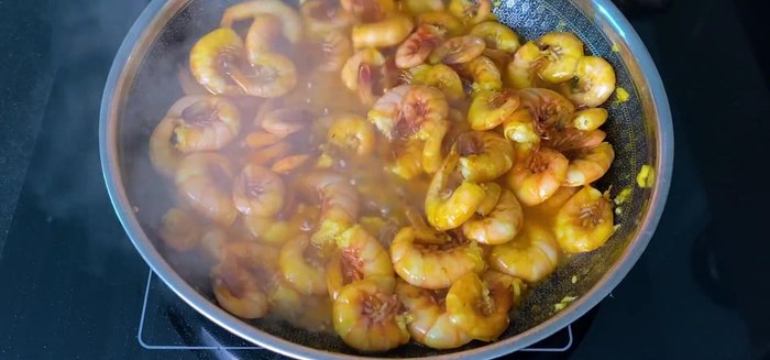 Cho một nửa lượng nước mắm vào, đảo đều. Nếu chưa đủ mặn, thêm nước mắm cho vừa khẩu vị.
