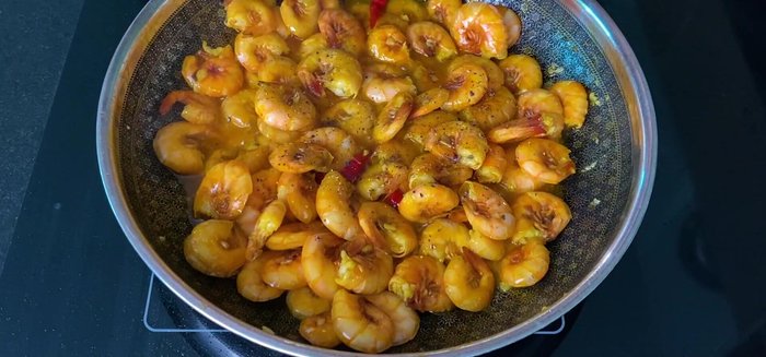 Nêm nếm lại gia vị. Thêm tiêu và hành lá vào trước khi tắt bếp.