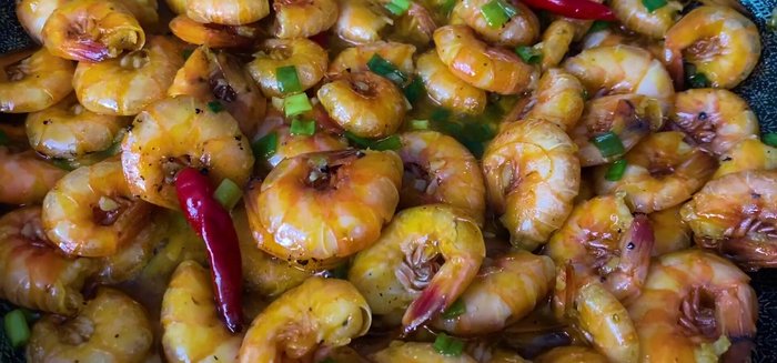 Đảo đều và hoàn thành món ăn.