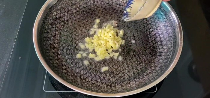 Làm nóng chảo với dầu ăn, phi thơm tỏi ớt.