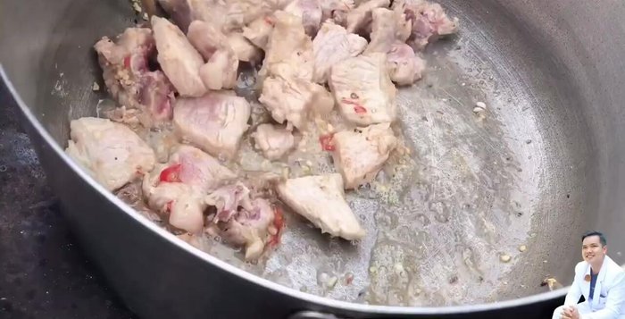 Thêm ớt tươi, tỏi băm vào xào cùng.