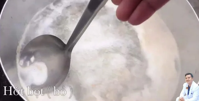 Đổ nước lọc vào, đun sôi và hớt bọt.
