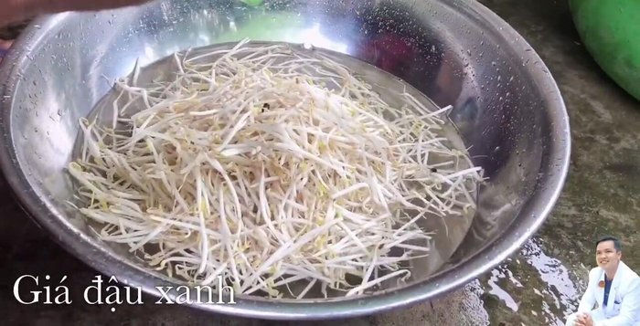 Rửa sạch giá đỗ với nước muối.