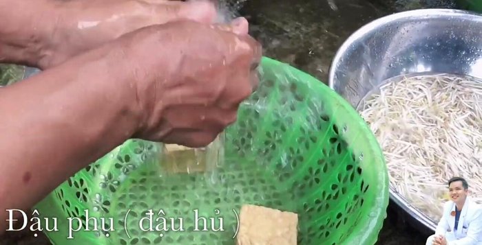 Rửa sạch đậu hũ.