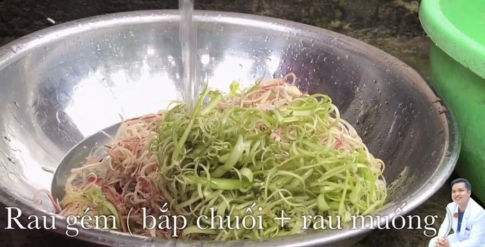 Rửa sạch rau ghém (bắp chuối, rau muống) với nước muối.