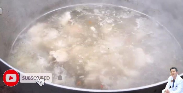 Cắt nhỏ cà chua và củ cải trắng.
