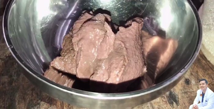Pha mắm ruốc với đường, bột ngọt (tùy khẩu vị).